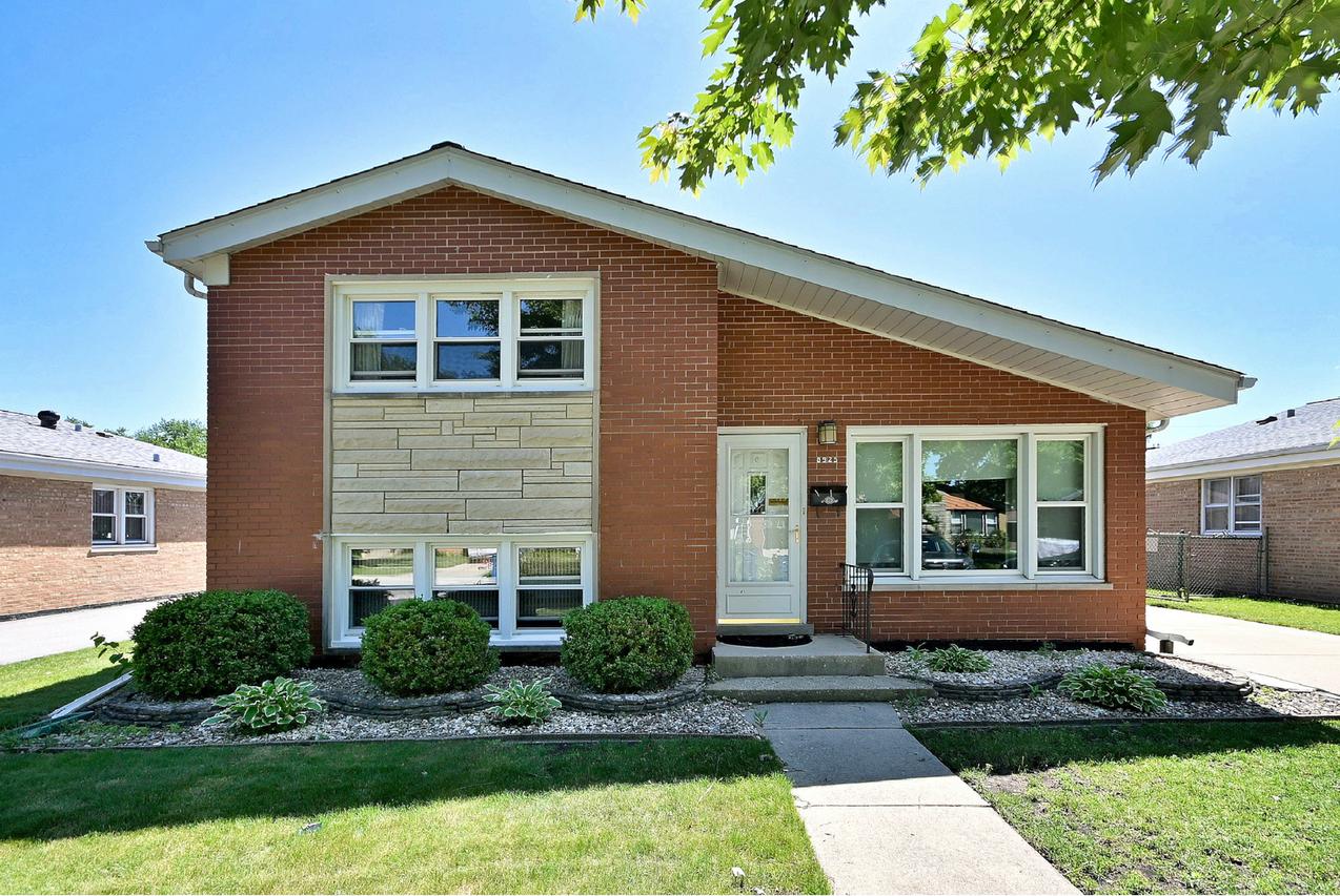 8925 S 49th Ct., Oak Lawn, IL 60453