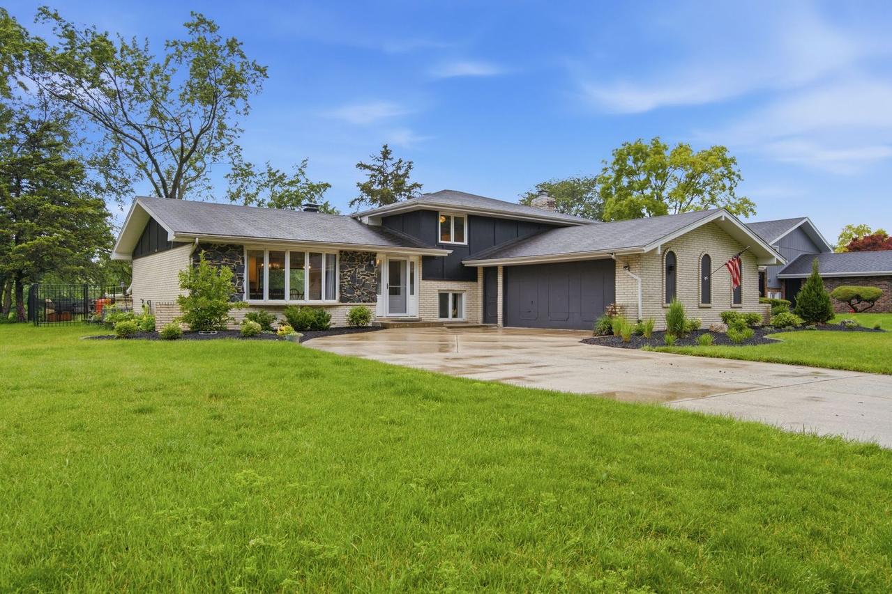 1314 Grandview Dr., New Lenox, IL 60451