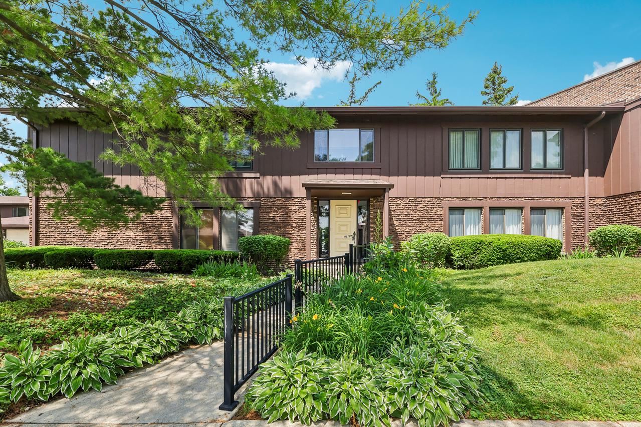 1320 Cass Ln. #201, Westmont, IL 60559