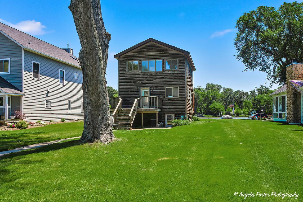 106 Country Club Dr., Mchenry, IL 60050