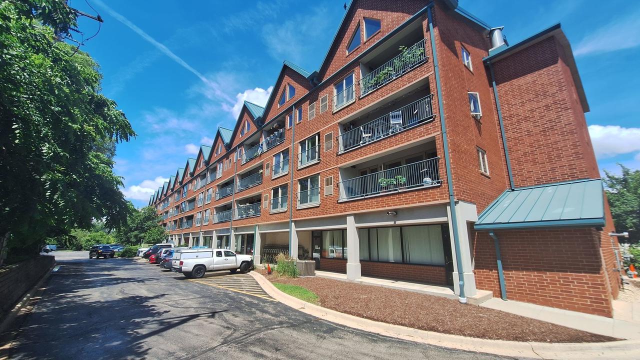 1111 Burlington Ave. #402, Lisle, IL 60532