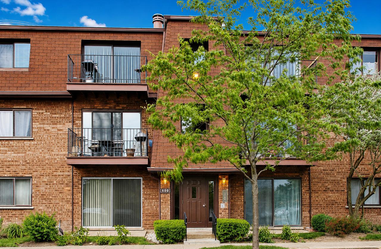 600 Cobblestone Cir. #F, Glenview, IL 60025