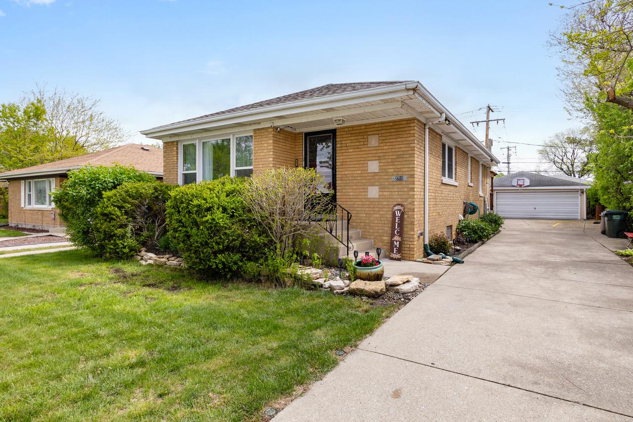 2711 Maple Ave., Brookfield, IL 60513