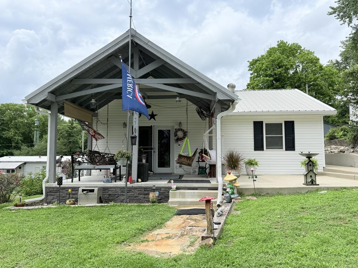 220 E Rose St., Cave In Rock, IL 62919