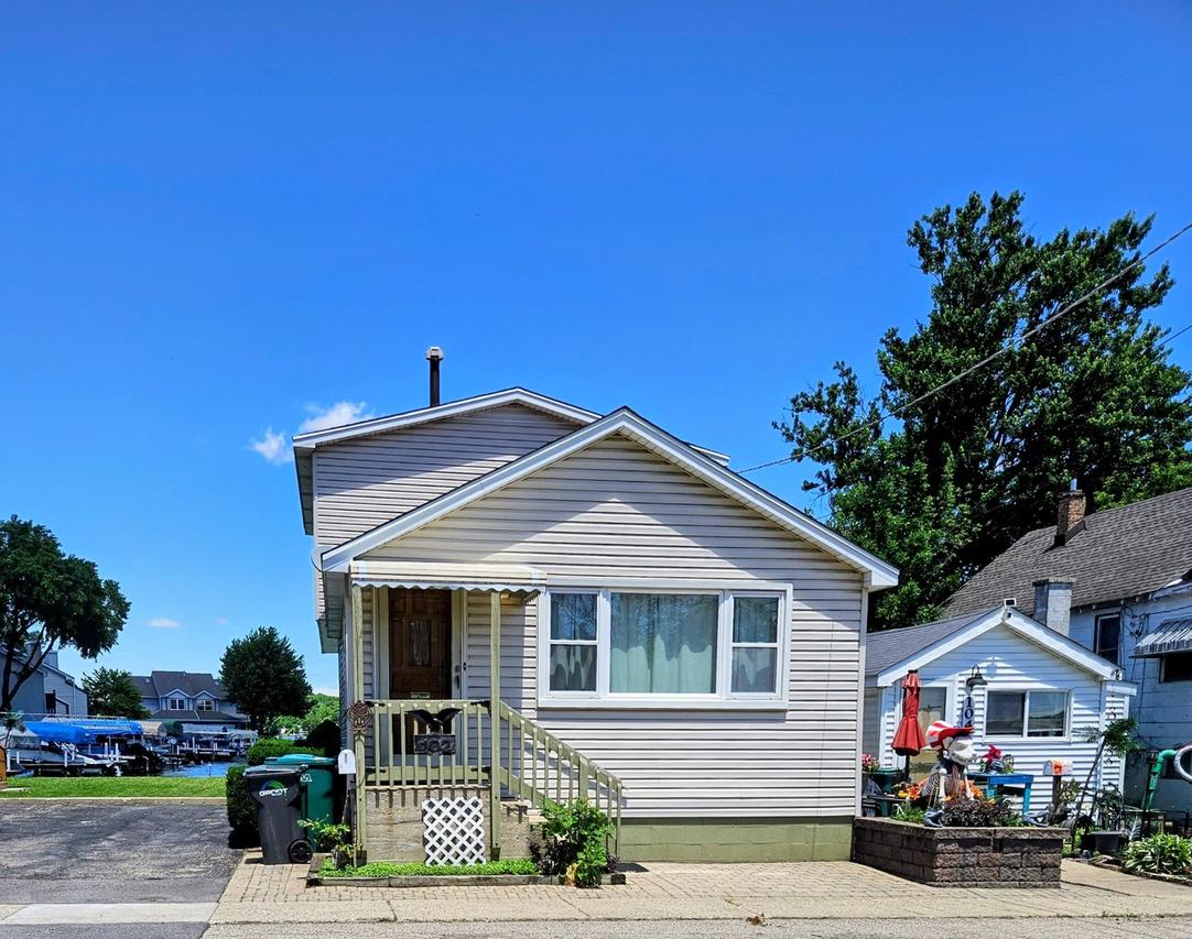 102 Lakeview Ave., Fox Lake, IL 60020