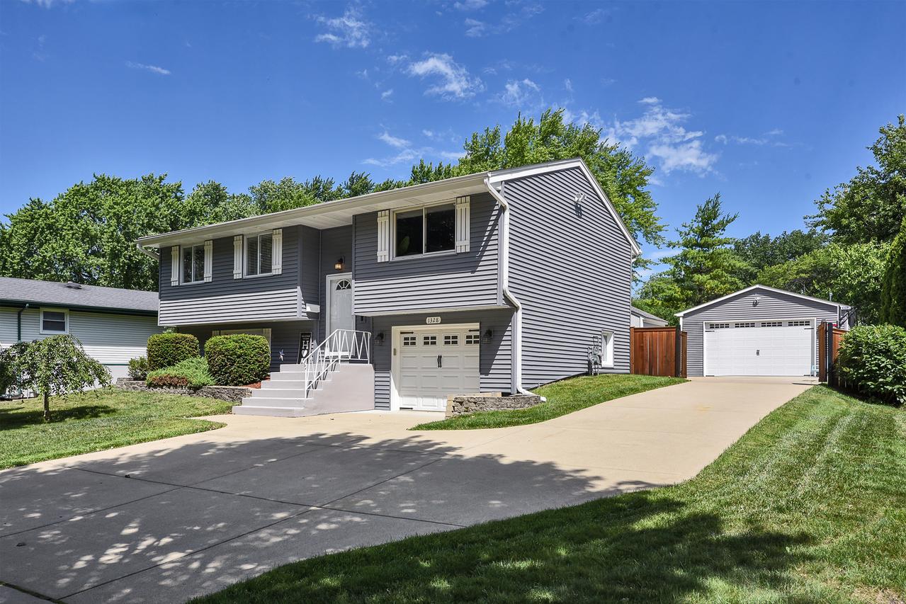 1328 Cabot Ln., Schaumburg, IL 60193