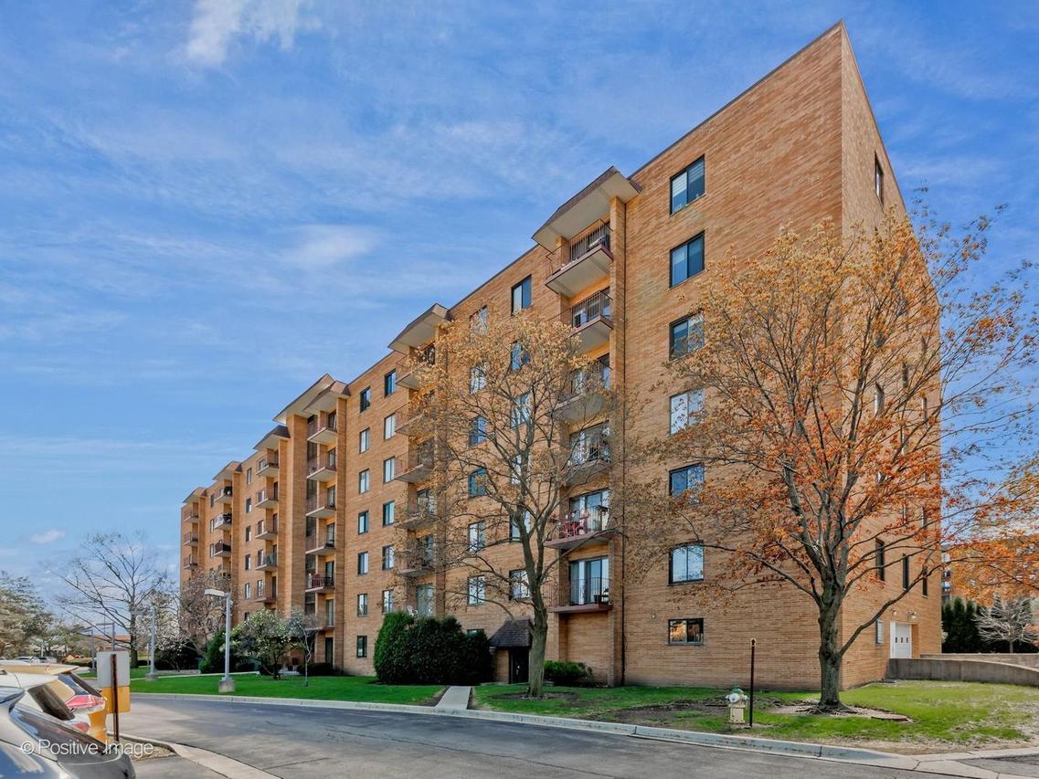 1717 W Crystal Ln. #702, Mount Prospect, IL 60056