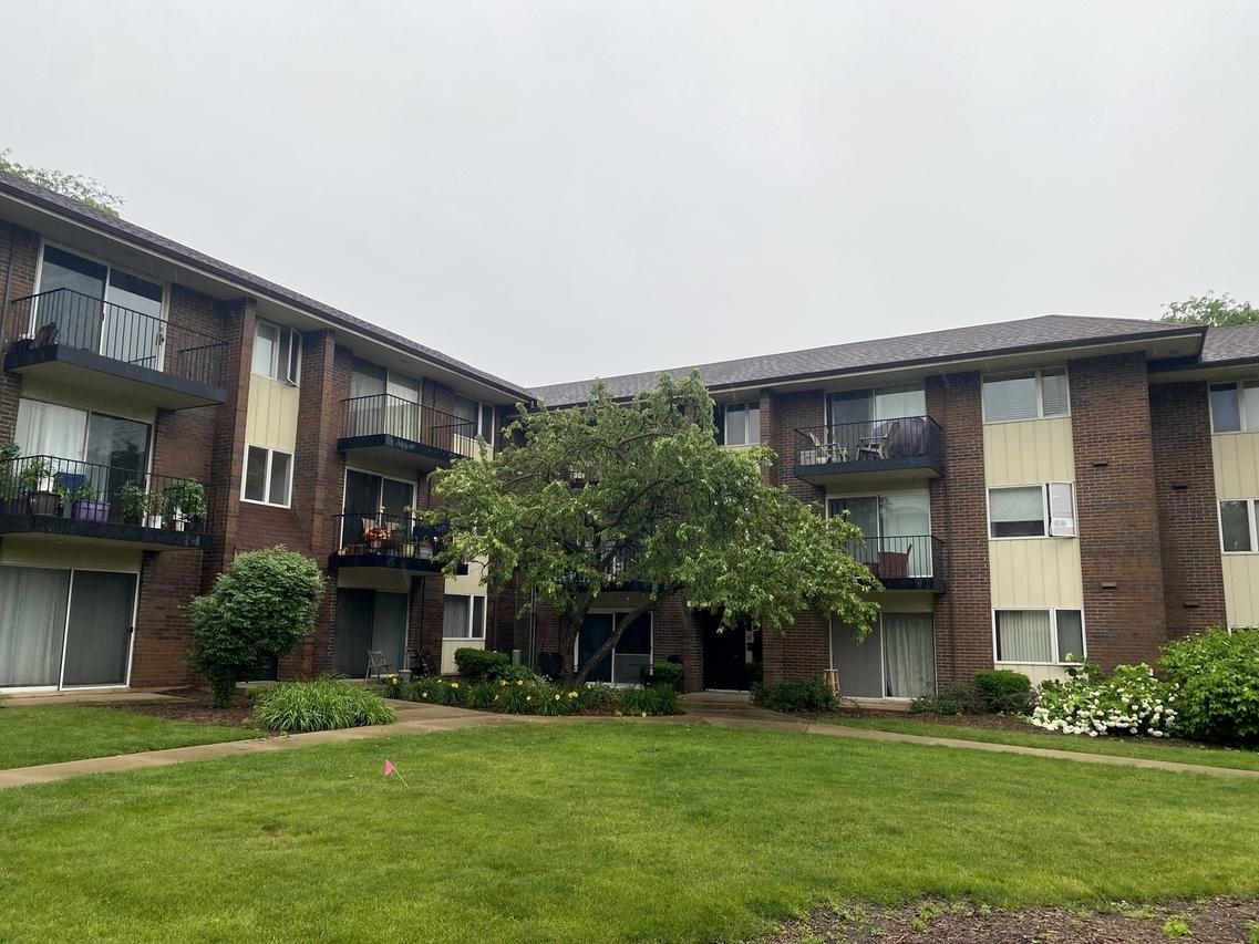 5S100 Pebblewood Ln. #D10, Naperville, IL 60563