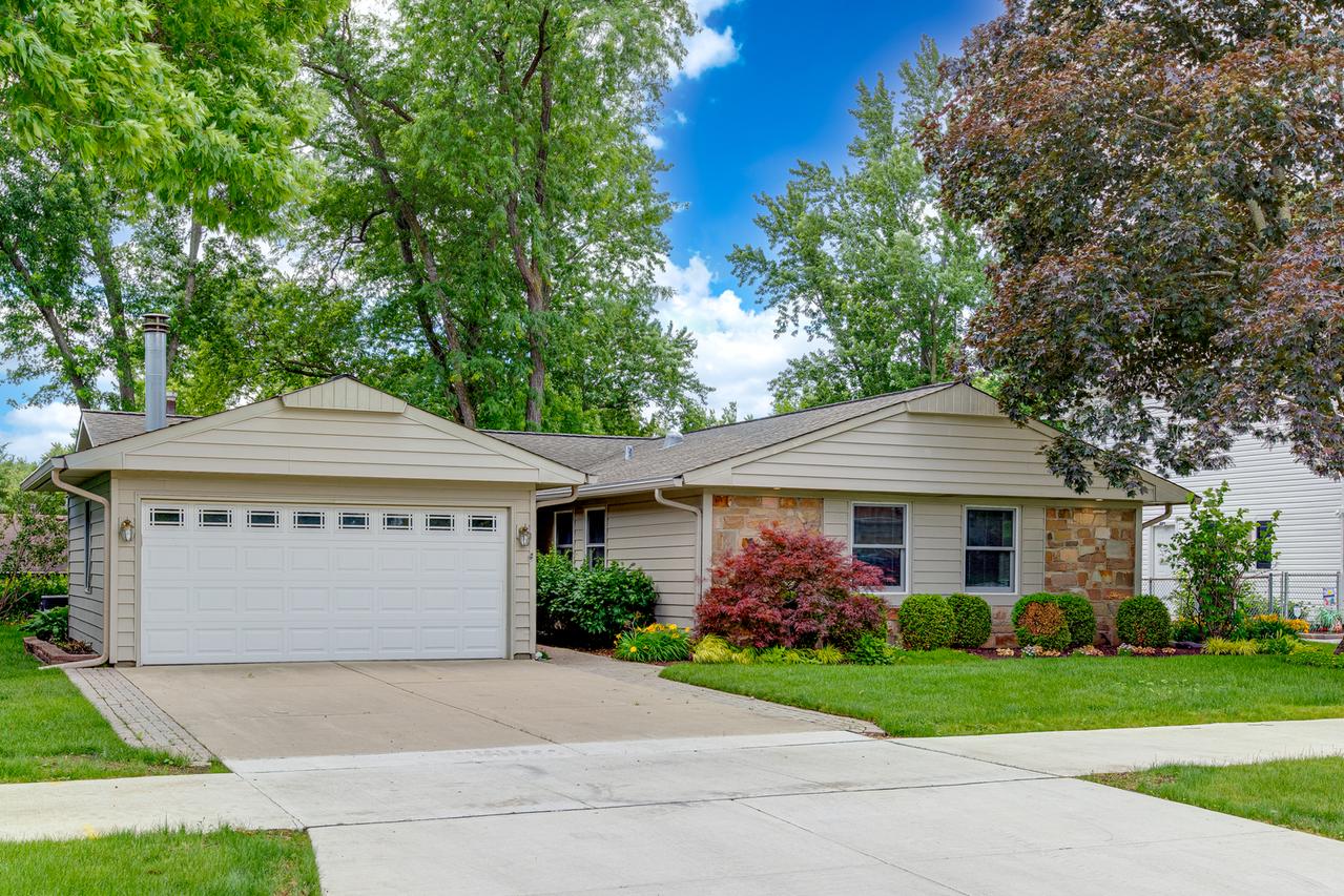 955 Bernard Dr., Buffalo Grove, IL 60089