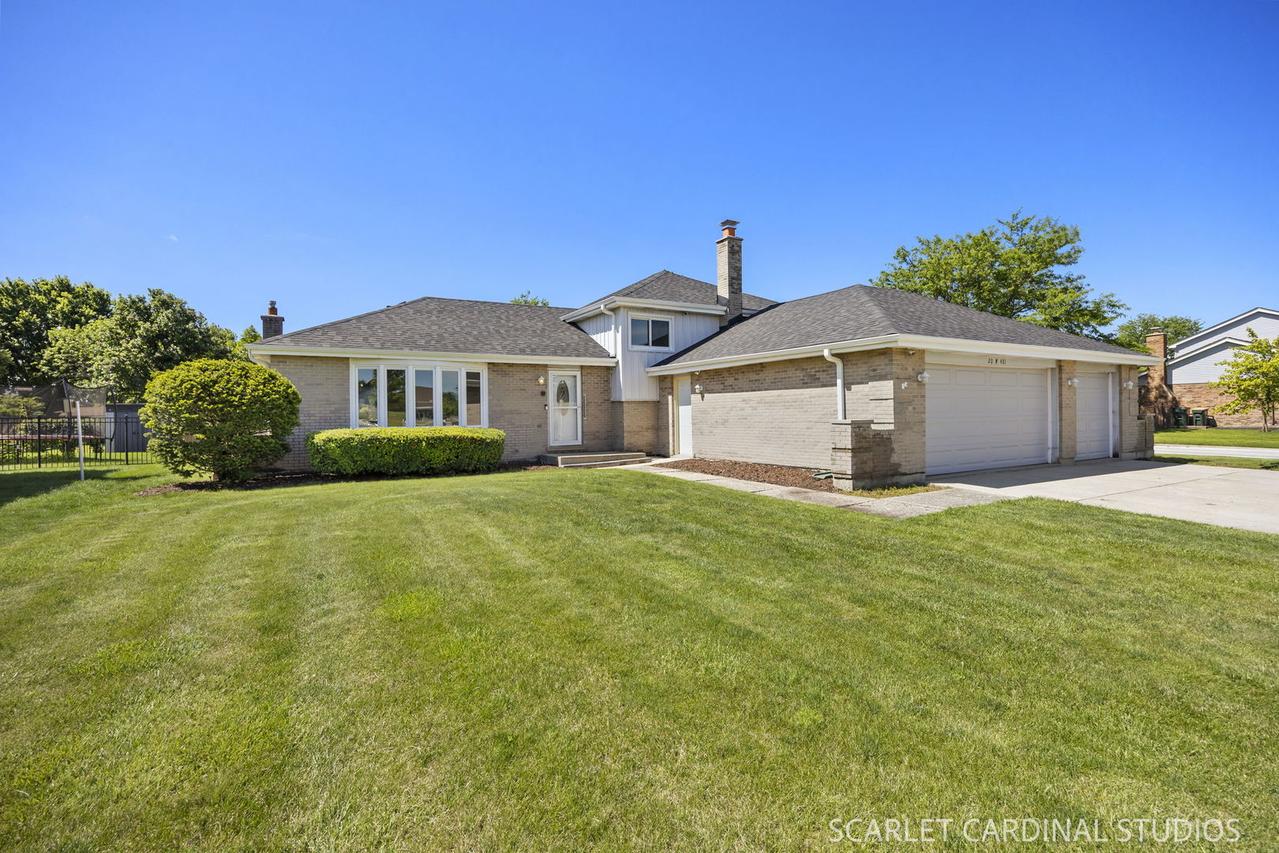 20W481 Cobb Dr., Downers Grove, IL 60516