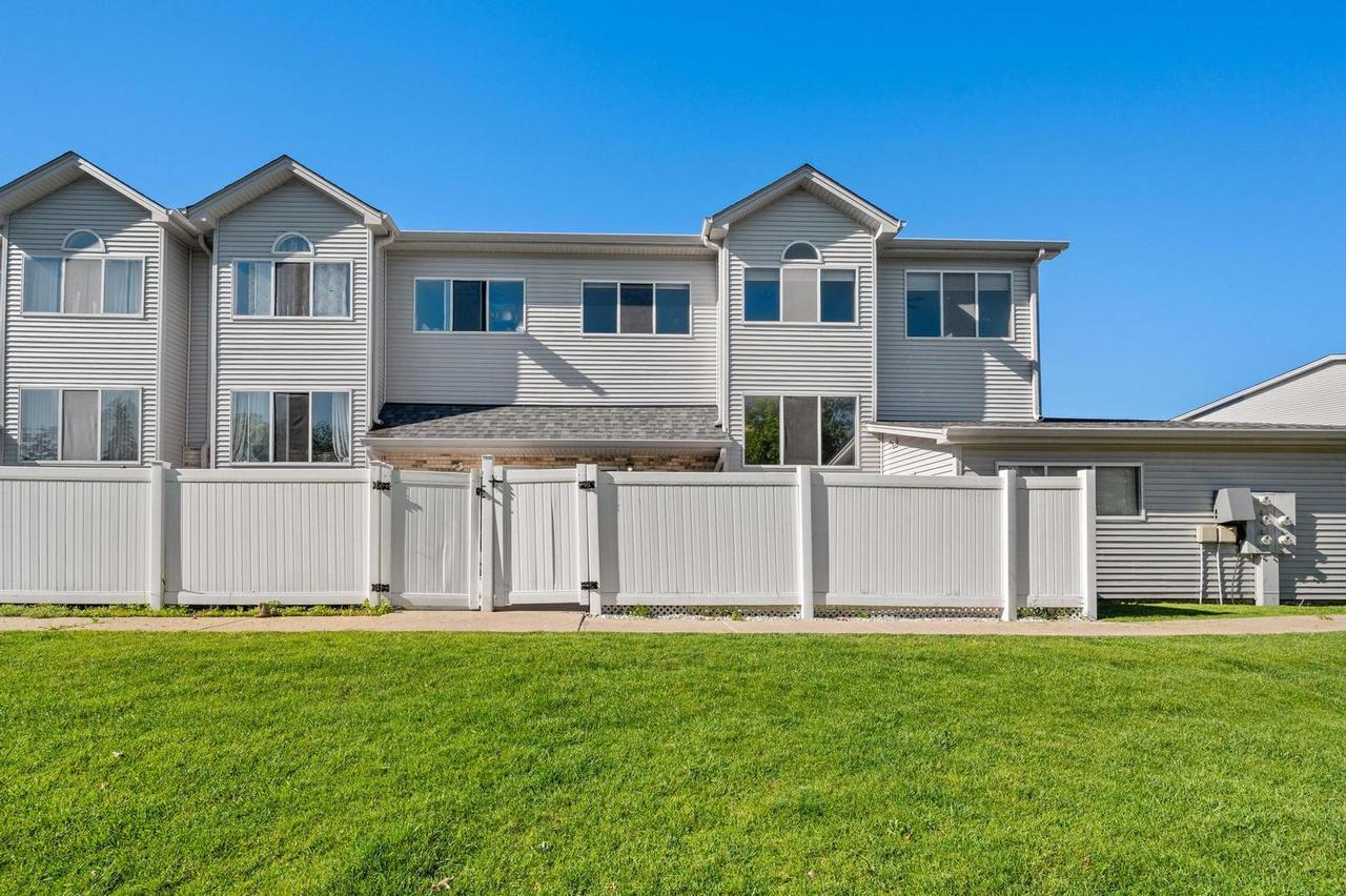 272 Park Ridge Ln. #A, Aurora, IL 60504