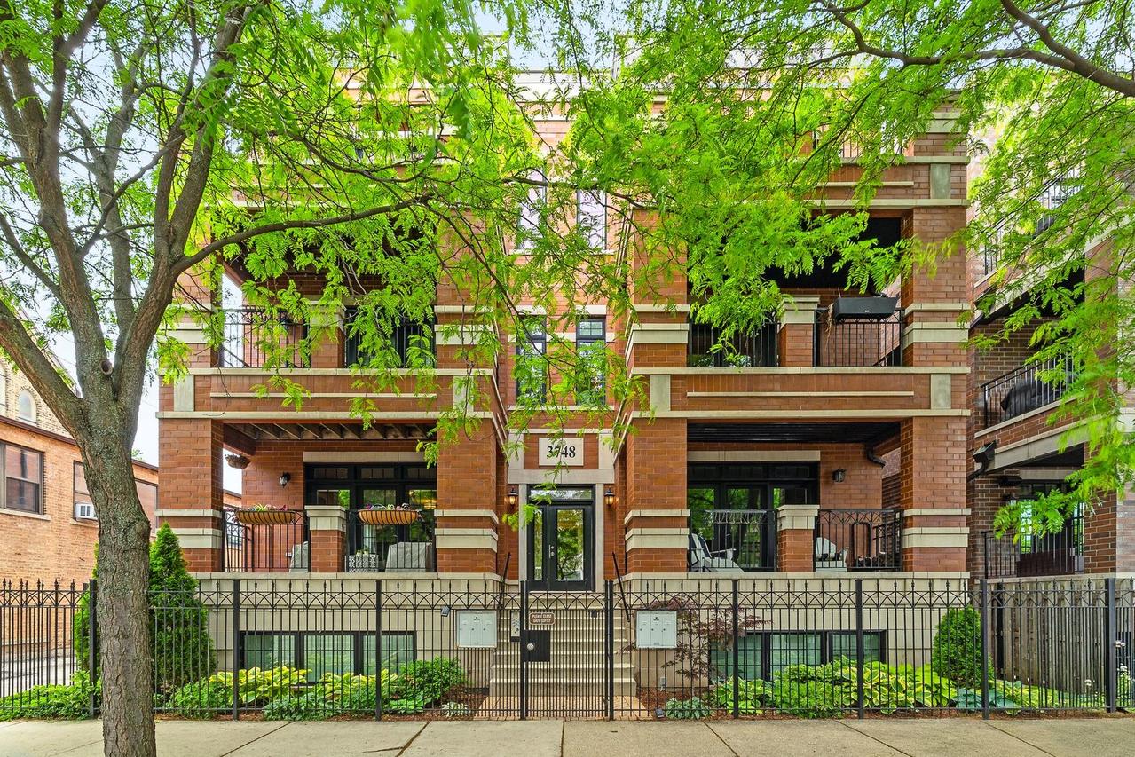 3748 N Damen Ave. #3S, Chicago, IL 60618