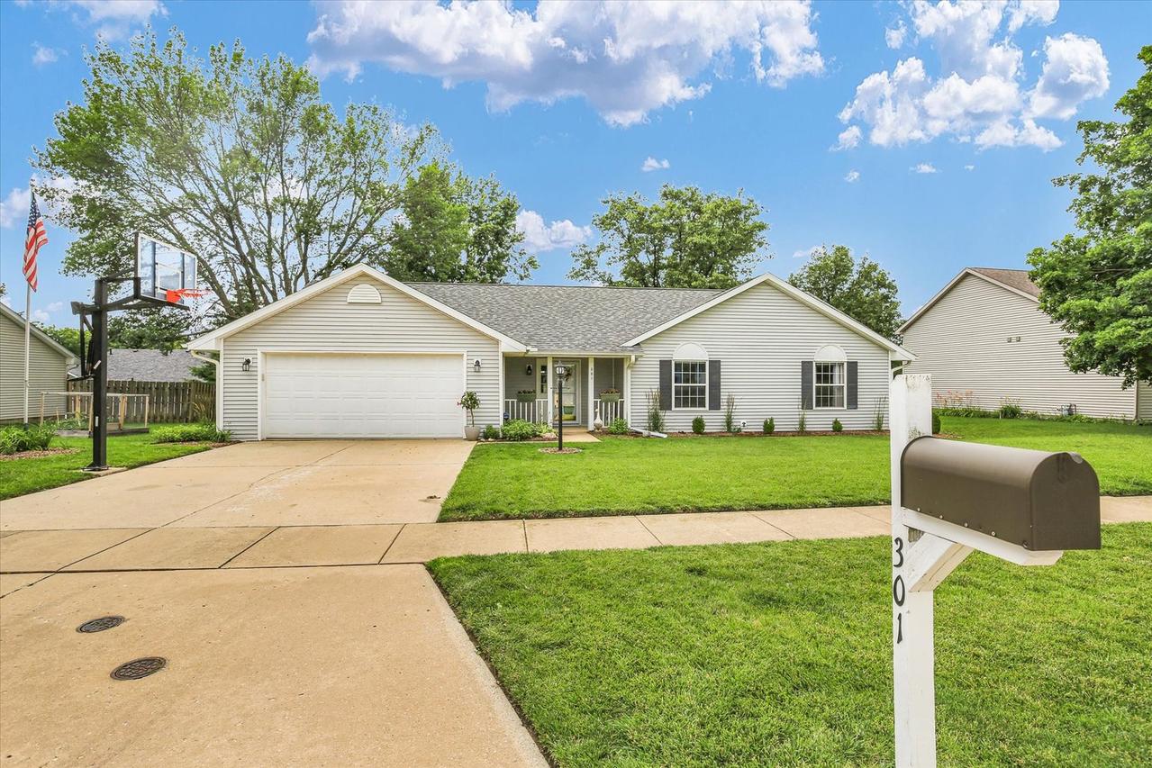 301 N Spruce Dr., Mahomet, IL 61853