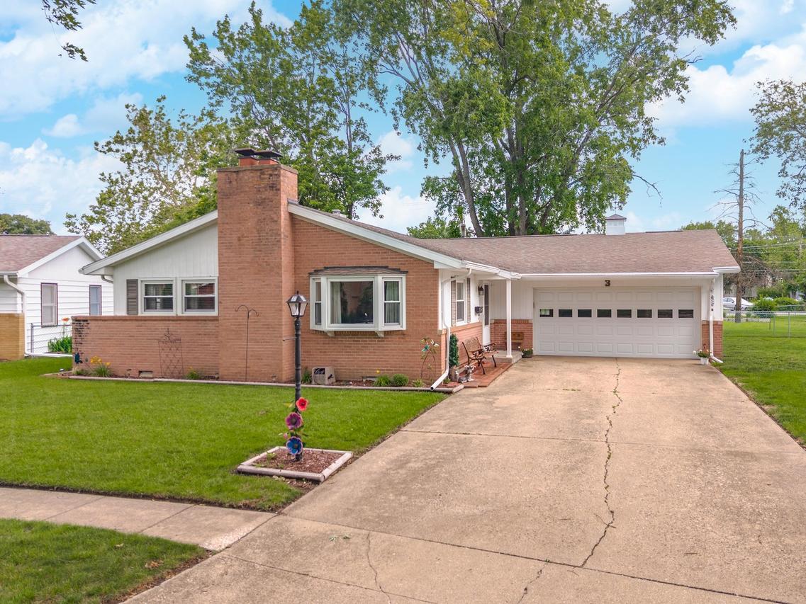 3 Manor Dr., Pontiac, IL 61764