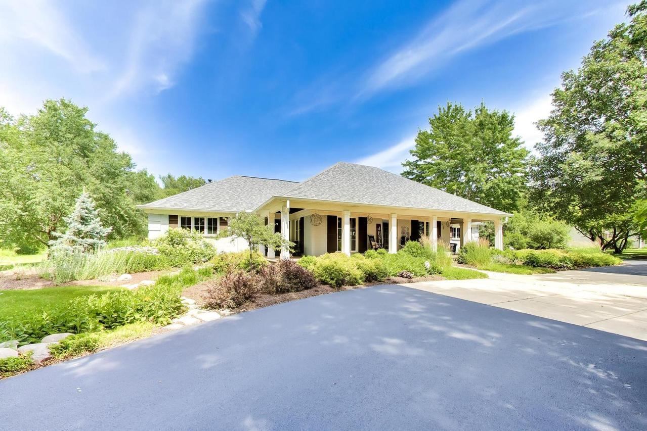 38W064 Tanglewood Dr., Batavia, IL 60510