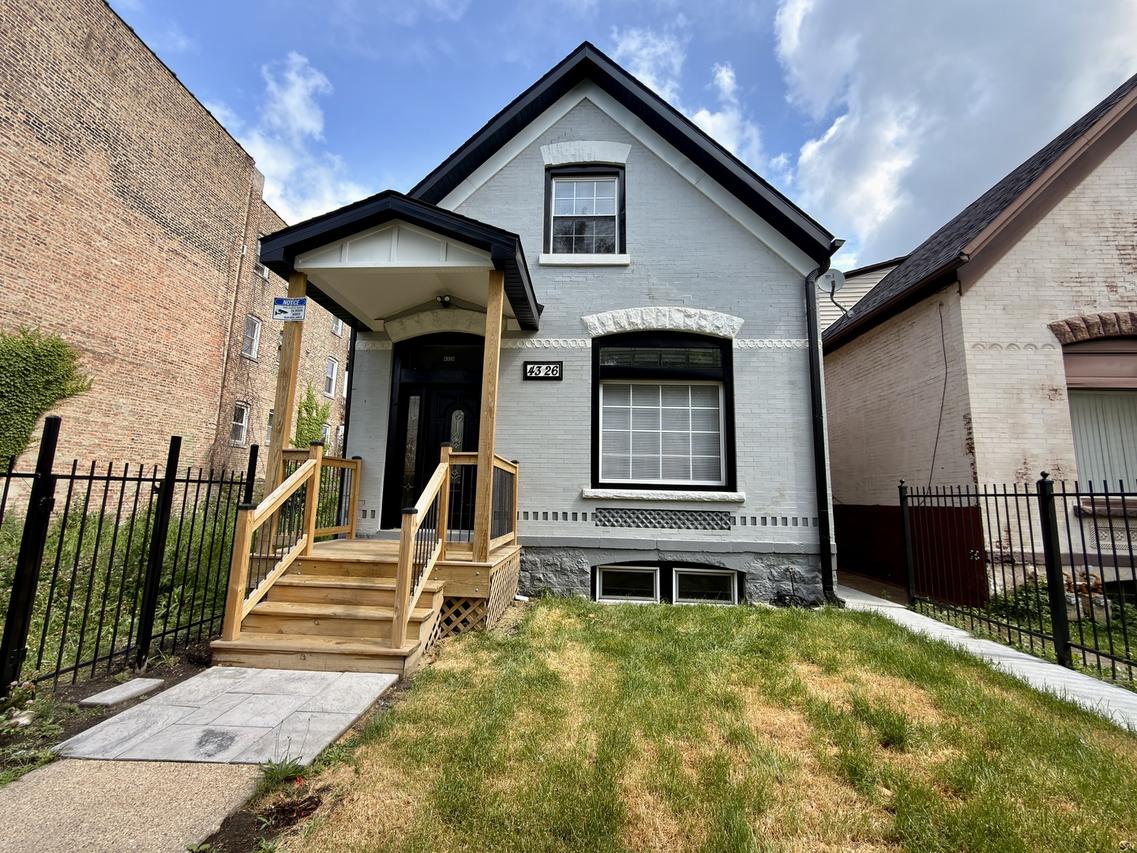 4326 W Washington Blvd., Chicago, IL 60624