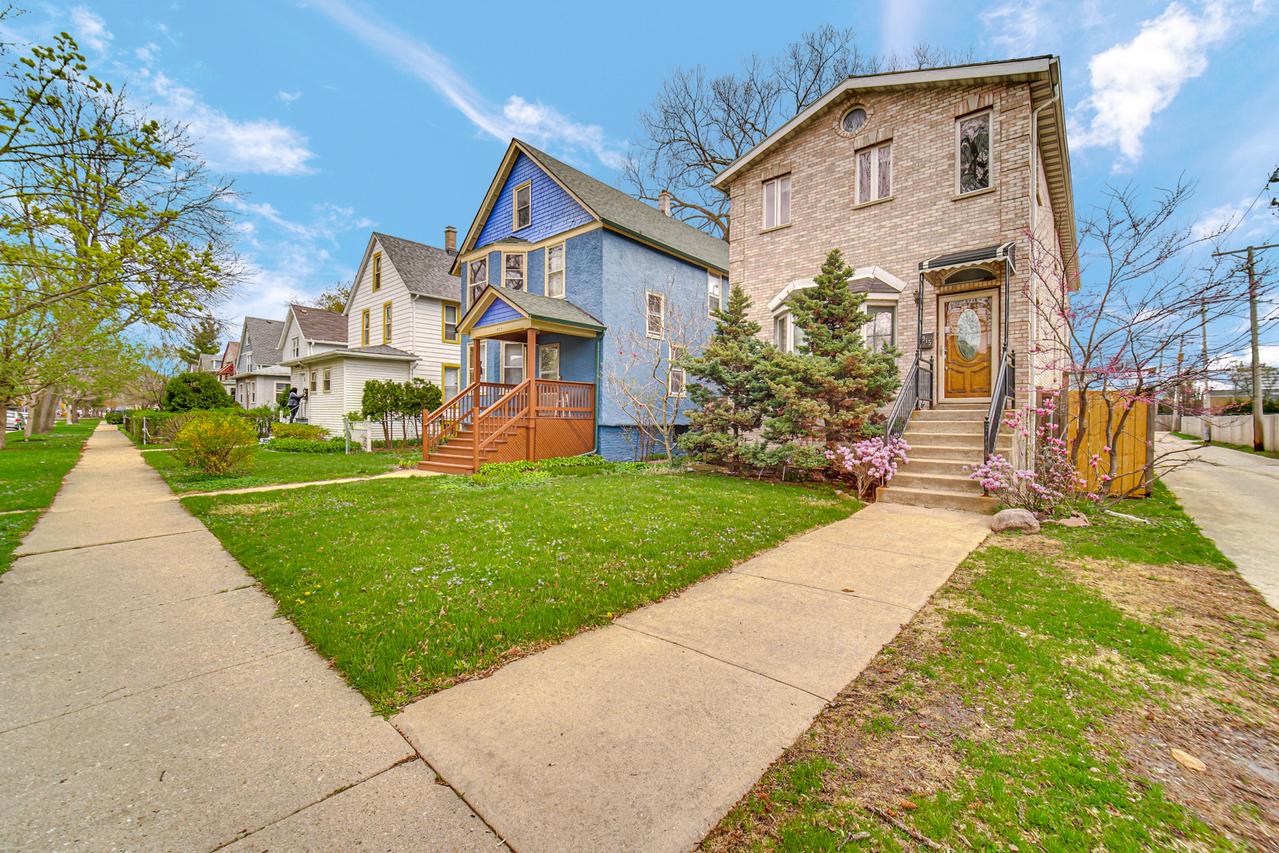 1915 Dewey Ave., Evanston, IL 60201
