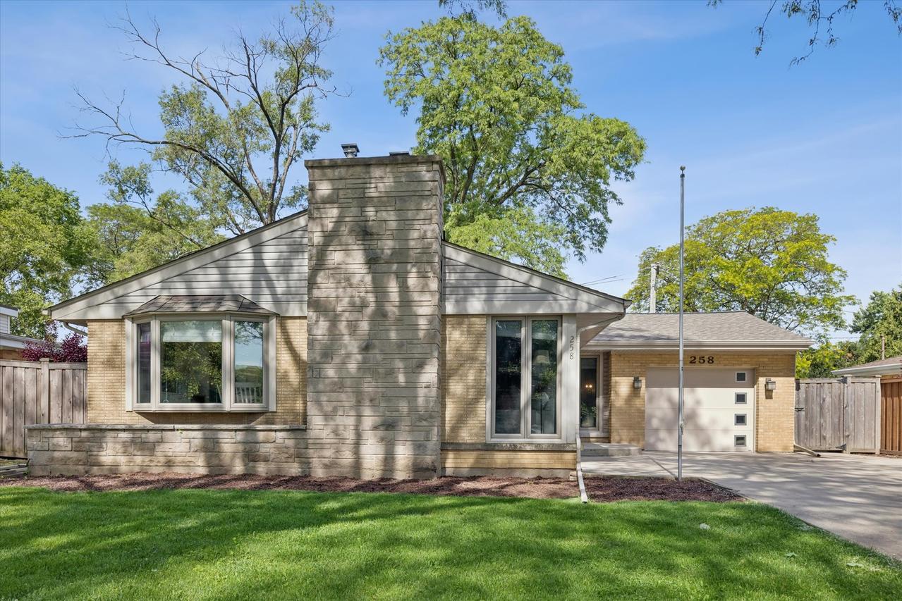 258 S Boyd Ave., Elmhurst, IL 60126