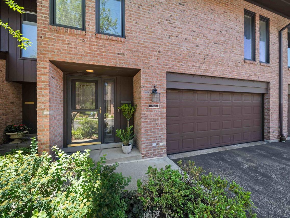 1715 Wildberry Dr. #E, Glenview, IL 60025