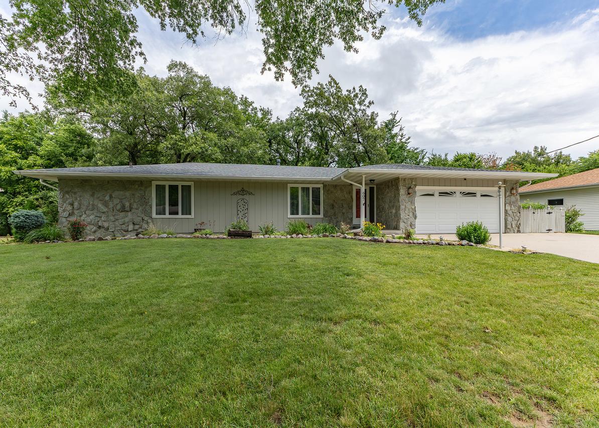607 E 5th St., Coal Valley, IL 61240
