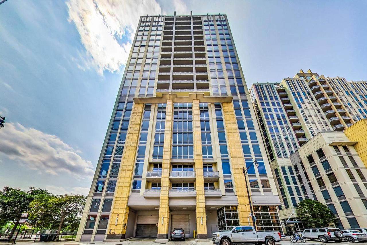 700 N Larrabee St. #1302, Chicago, IL 60654