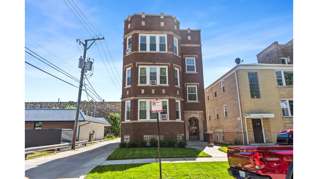 7555 N Claremont Ave., Chicago, IL 60645