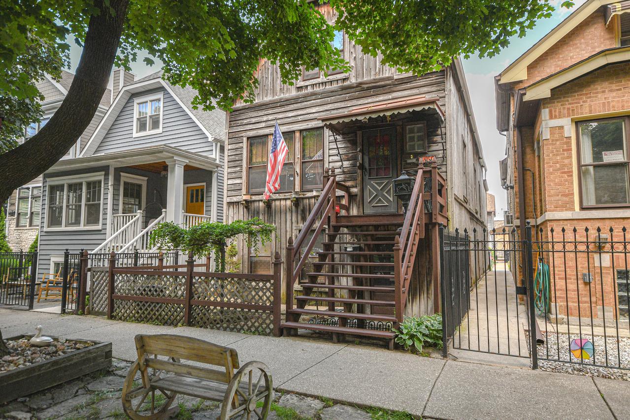 3450 N Claremont Ave., Chicago, IL 60618