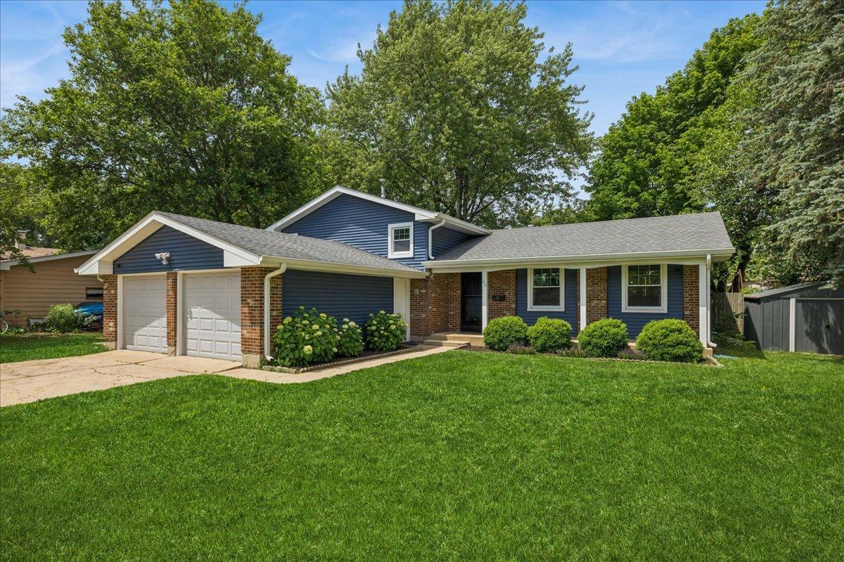 60 New Castle Ct., Crystal Lake, IL 60014