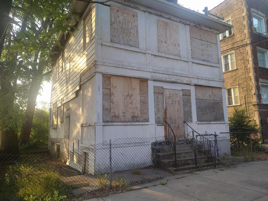 7909 S Essex Ave., Chicago, IL 60617