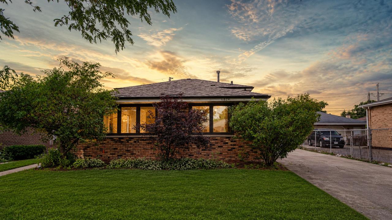 11824 S Leclaire Ave., Alsip, IL 60803
