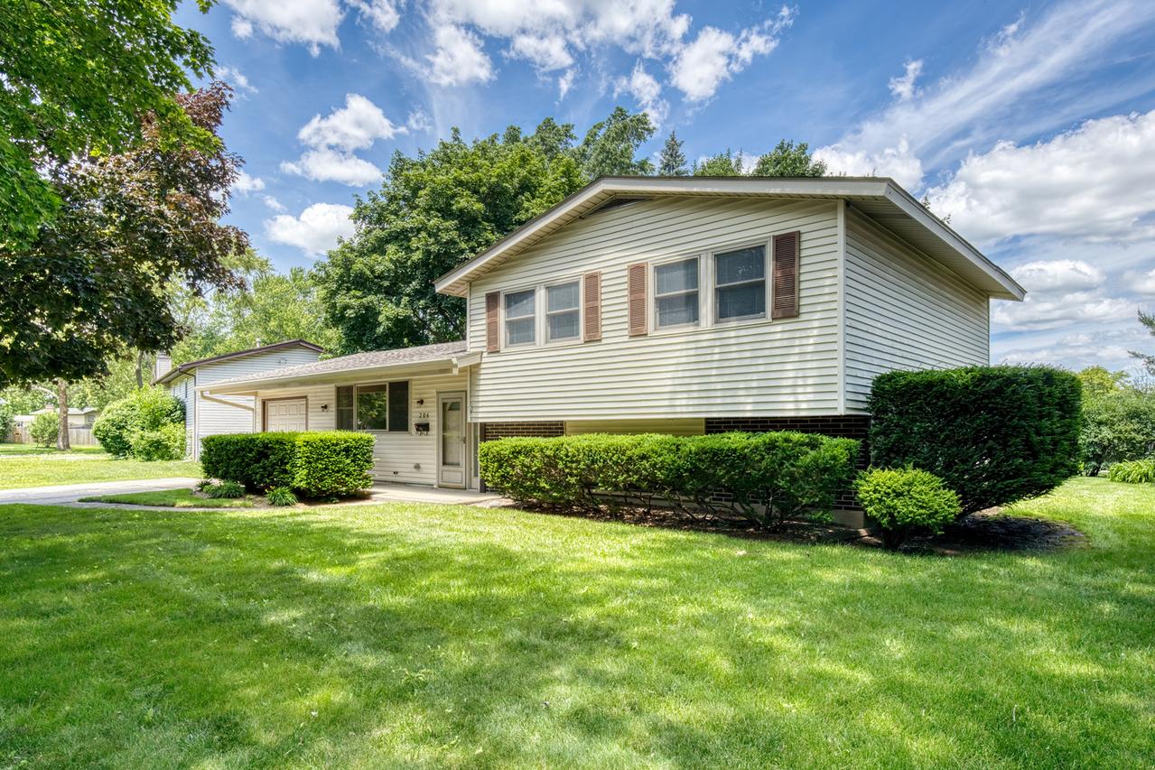 304 Dartmoor Dr., Crystal Lake, IL 60014