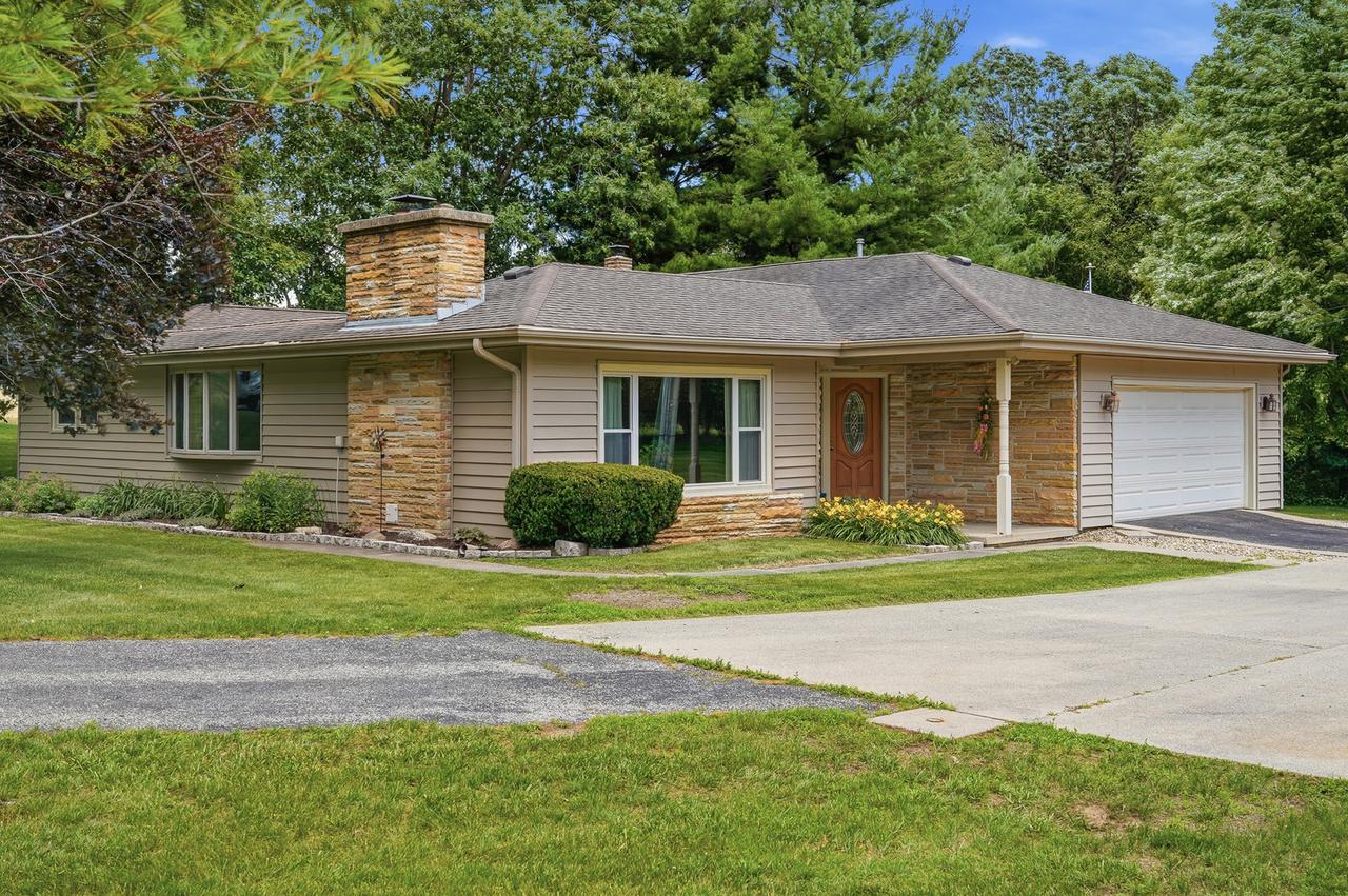 1952 Larod Dr., Dixon, IL 61021