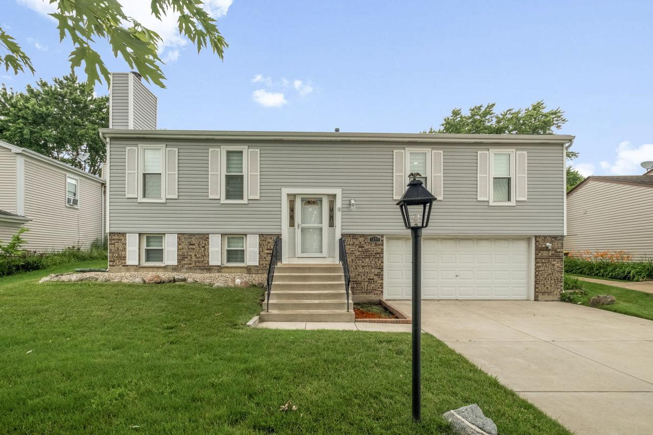 1260 Waterbury Ln., Roselle, IL 60172