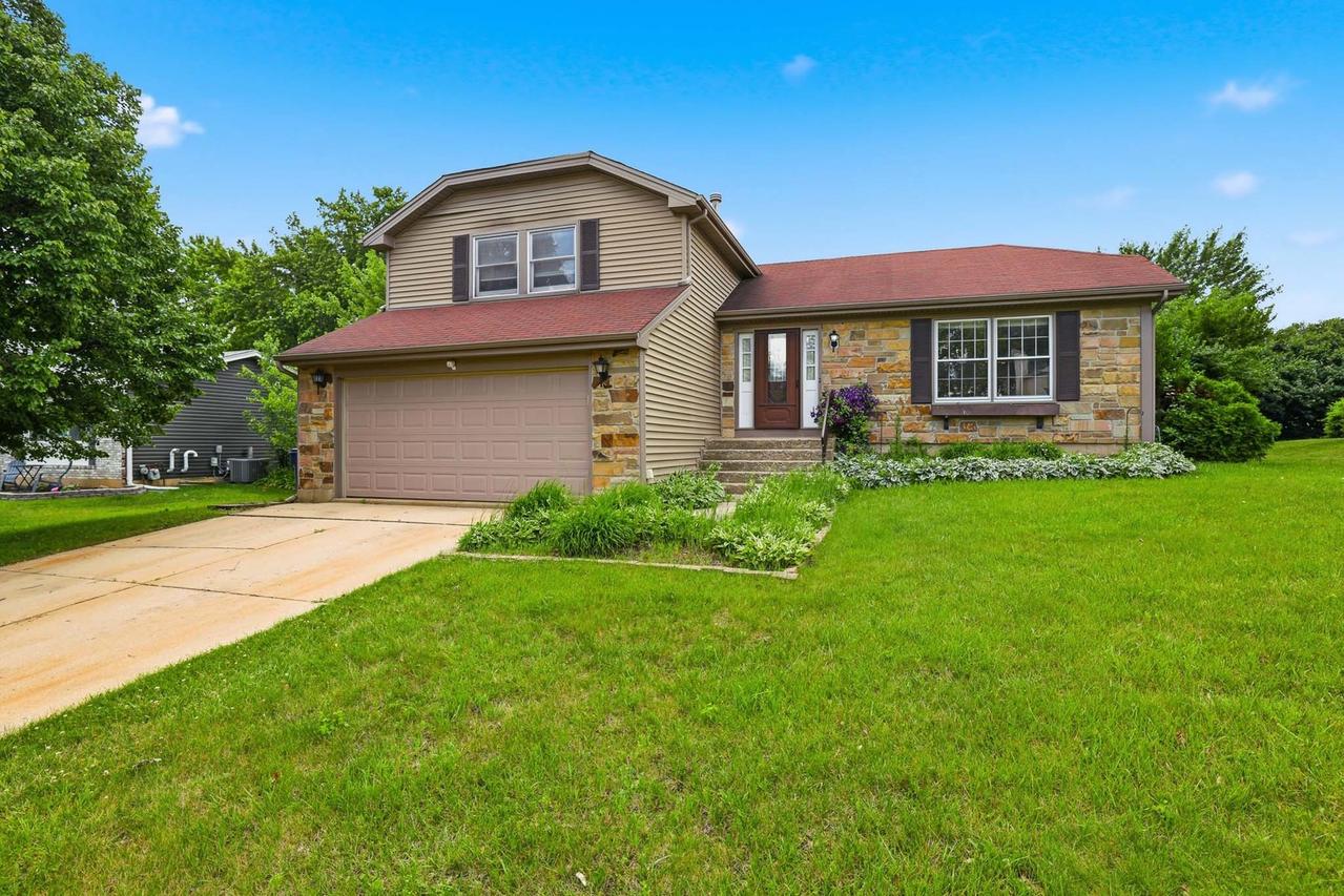 310 Crestwood Ct., Algonquin, IL 60102