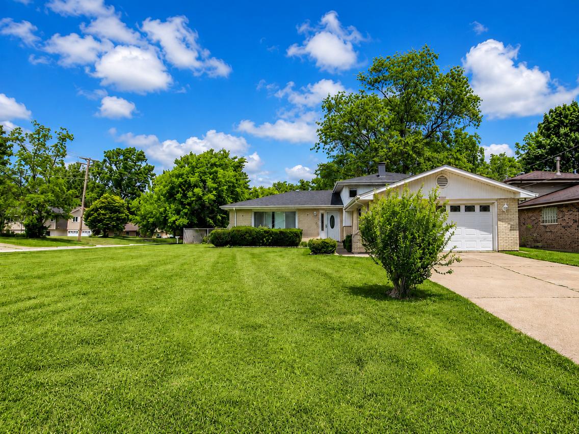 5042 157th St., Oak Forest, IL 60452