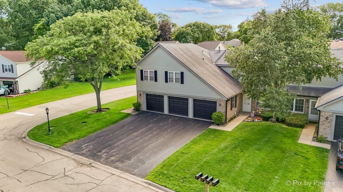902 Oak Valley Dr., Cary, IL 60013