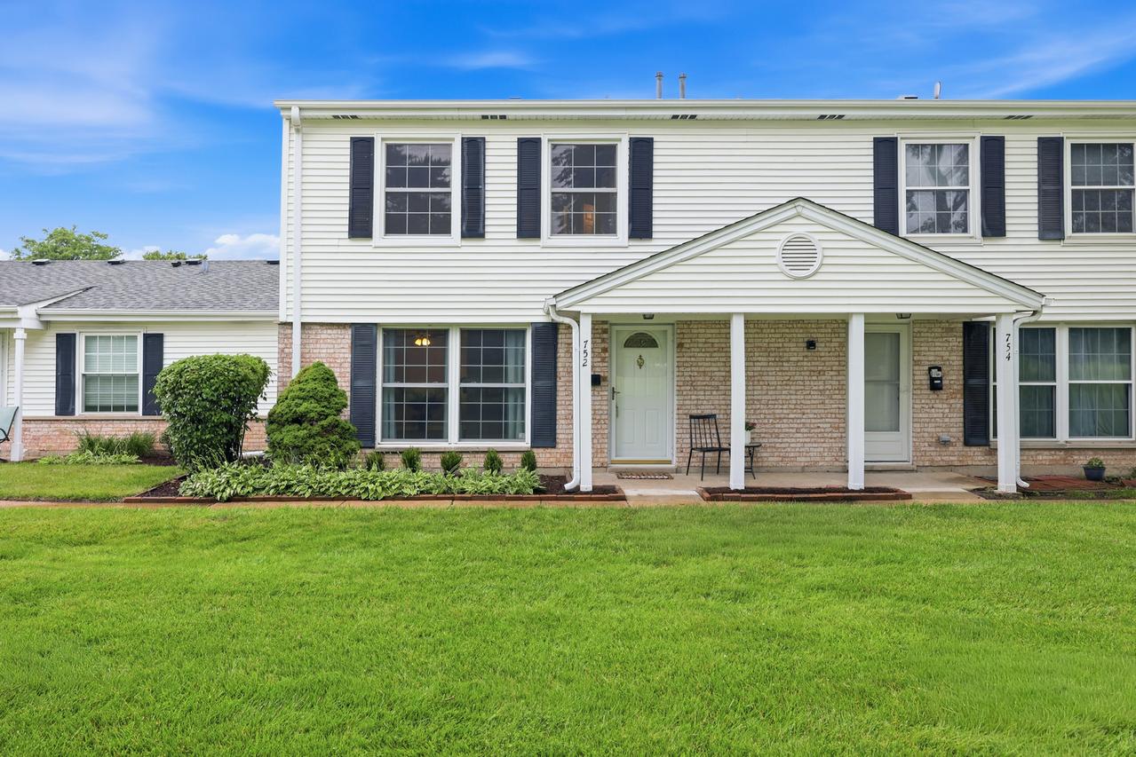 752 Gloucester Dr., Elk Grove Village, IL 60007