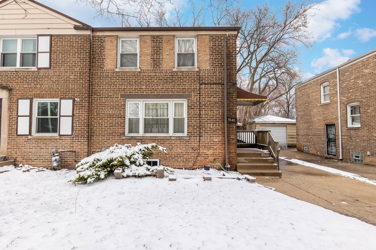 9640 S Hoxie Ave., Chicago, IL 60617