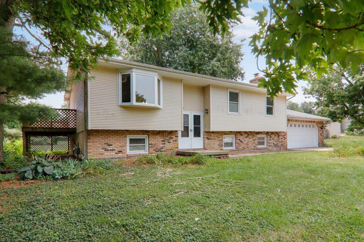 18859 Pioneer St., Bloomington, IL 61705