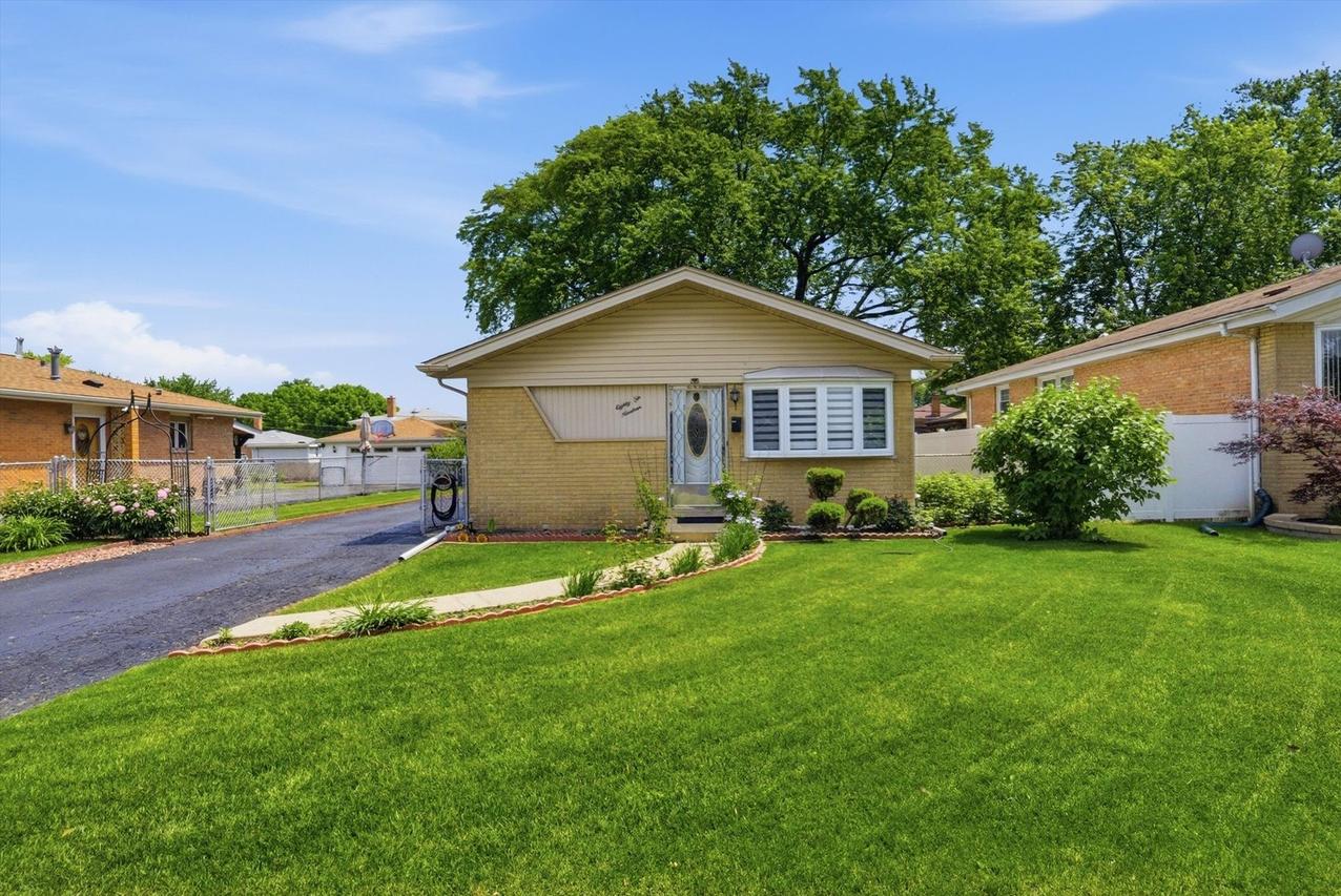 8619 Newland Ave., Burbank, IL 60459