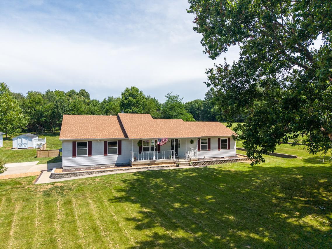 12084 E Hutchison Rd., Mt Vernon, IL 62864