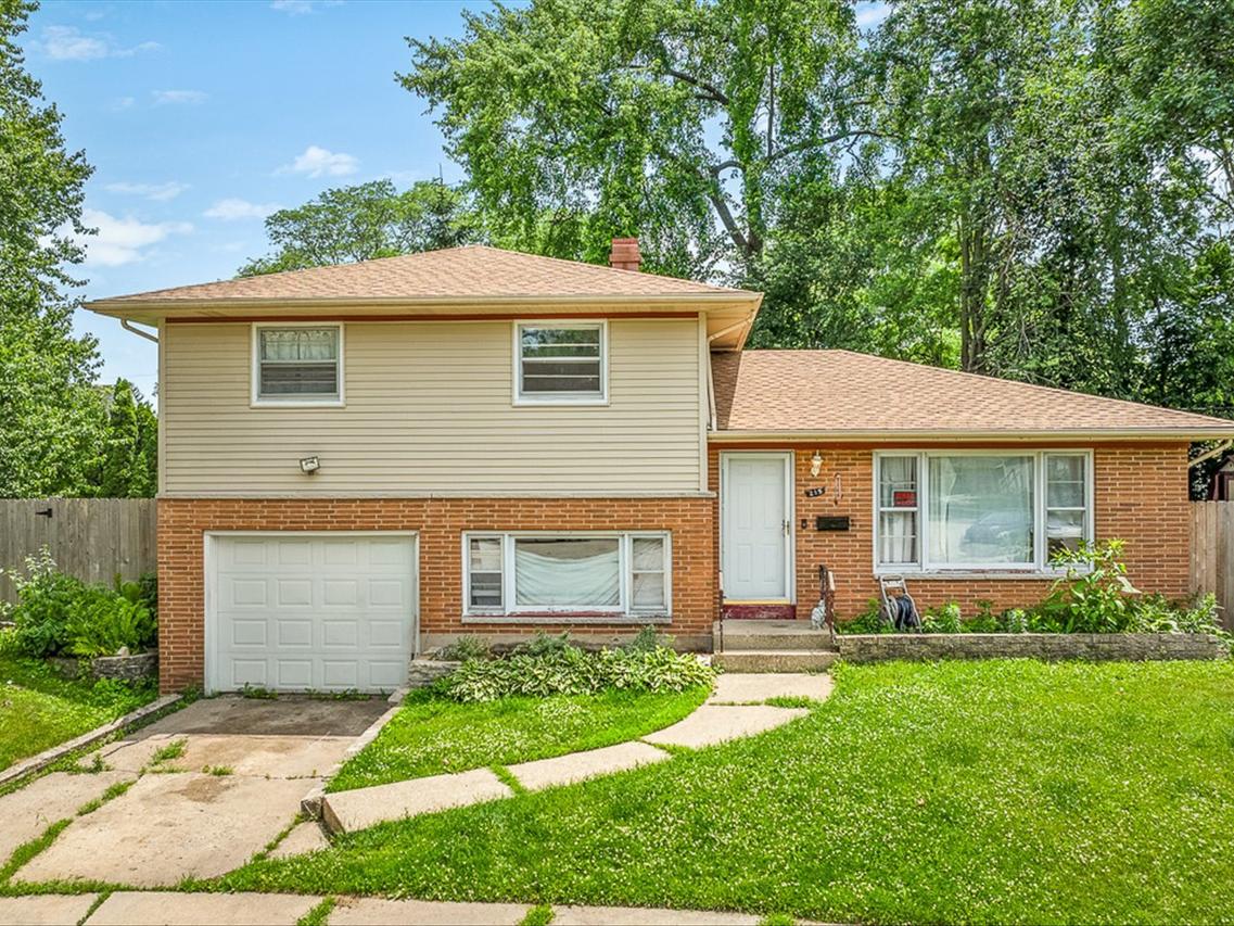 219 Walter Ct., Elgin, IL 60123