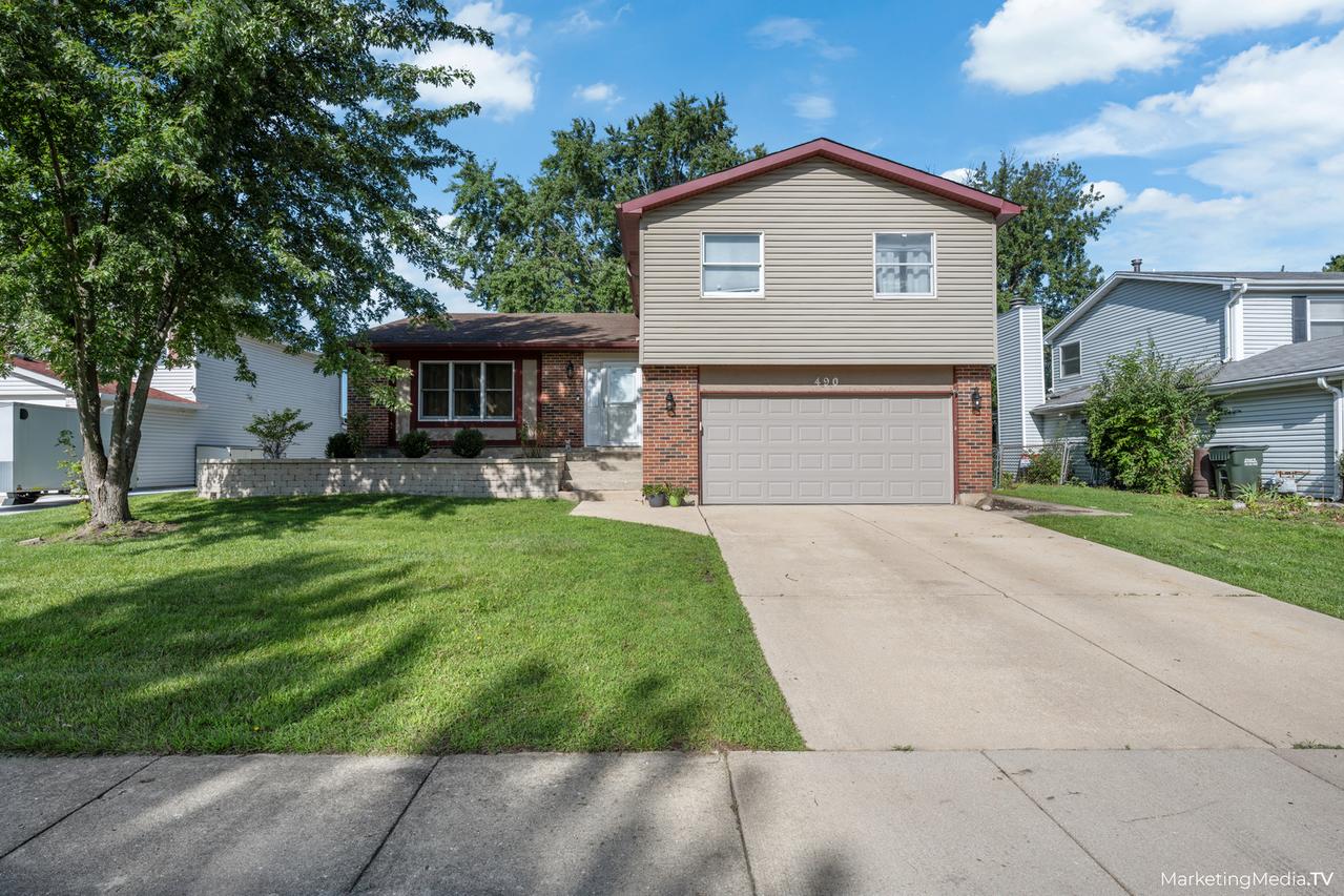 490 Heather Ln., Carol Stream, IL 60188