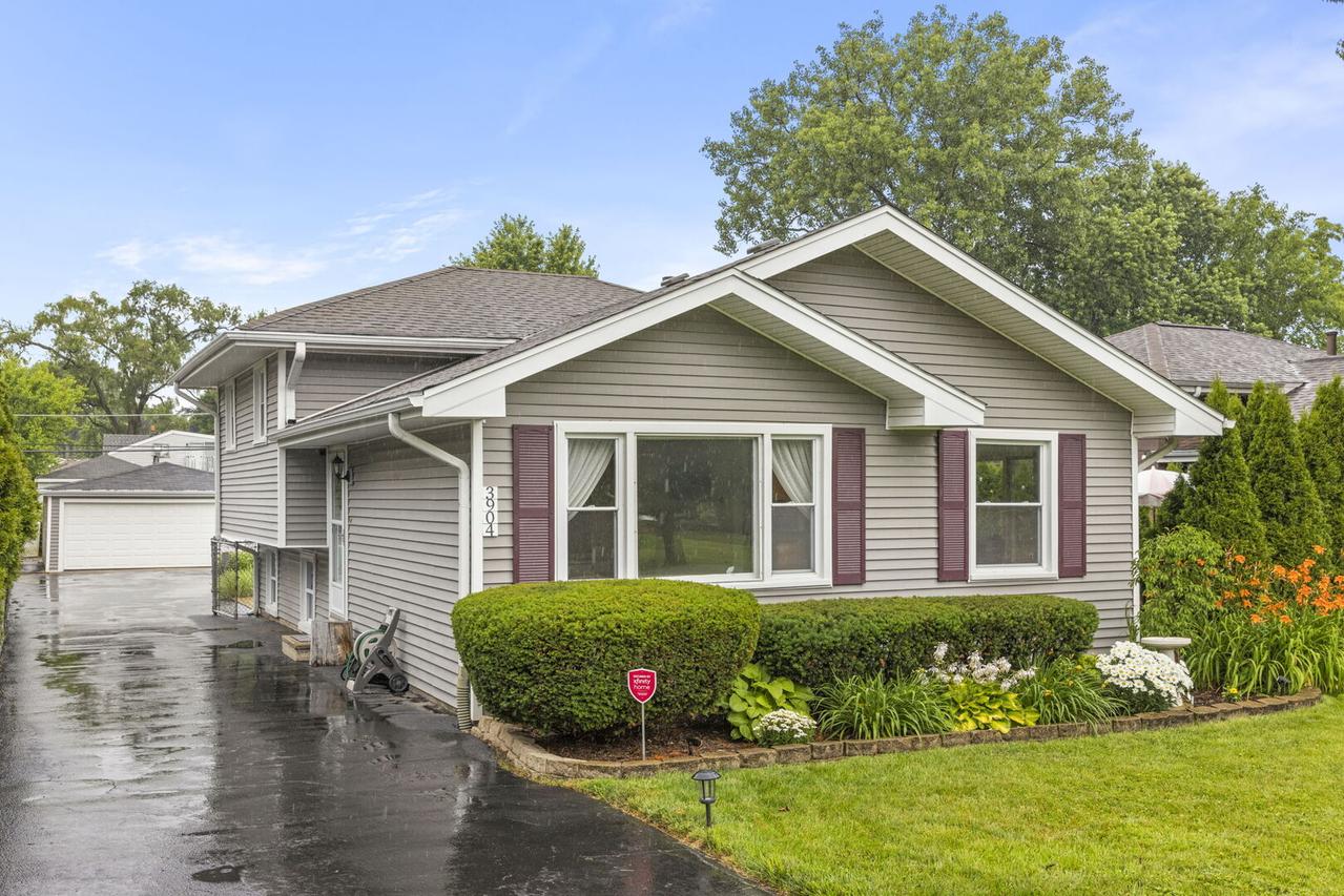 3904 N Adams St., Westmont, IL 60559