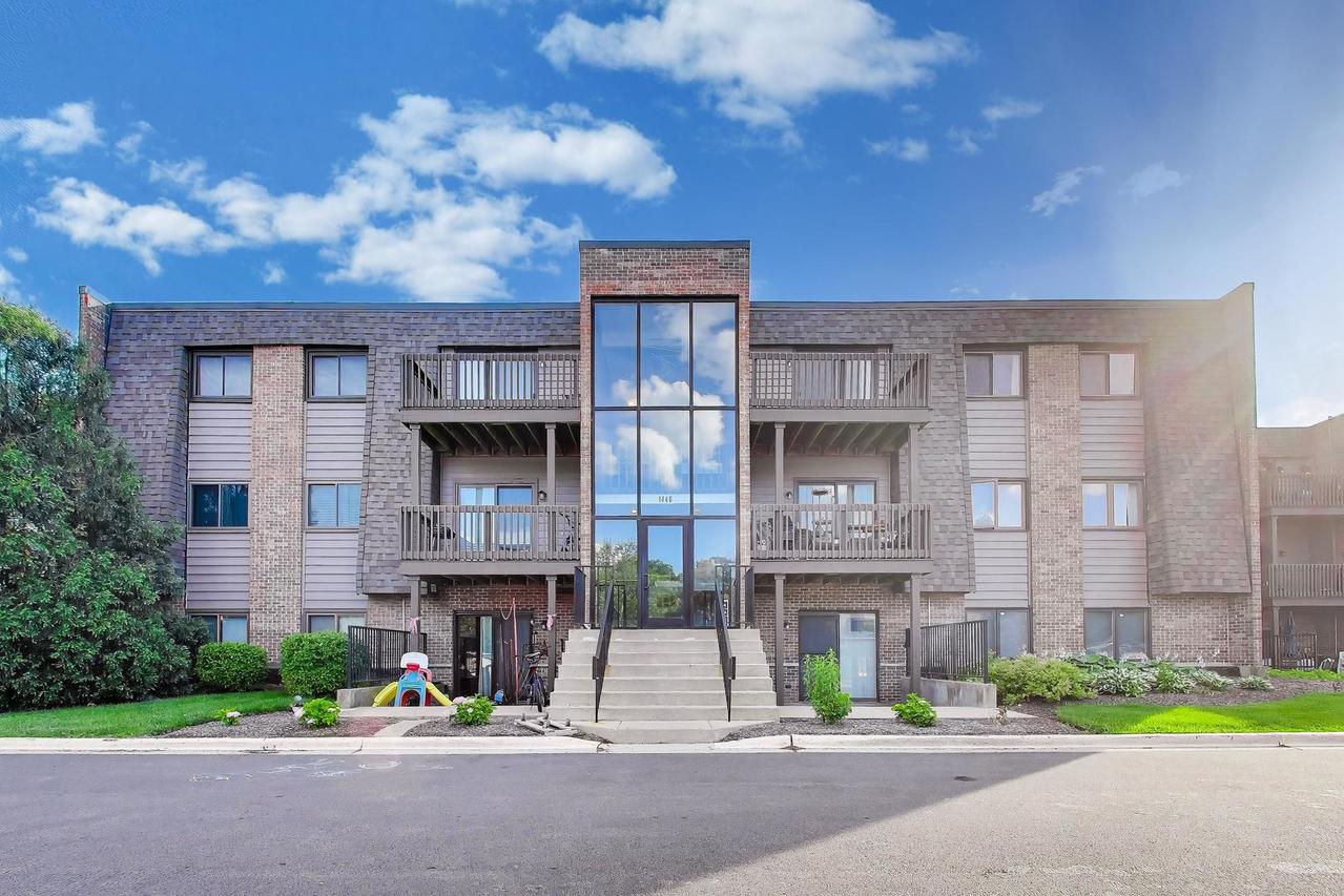 1440 Stonebridge Cir. #J12, Wheaton, IL 60189