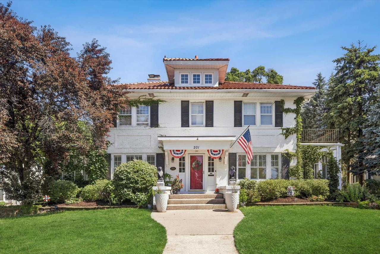 201 W Union Ave., Wheaton, IL 60187