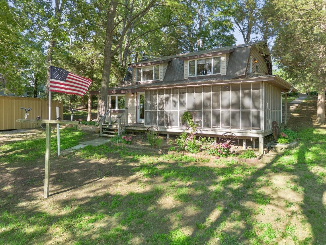 860 42nd St., New Boston, IL 61272