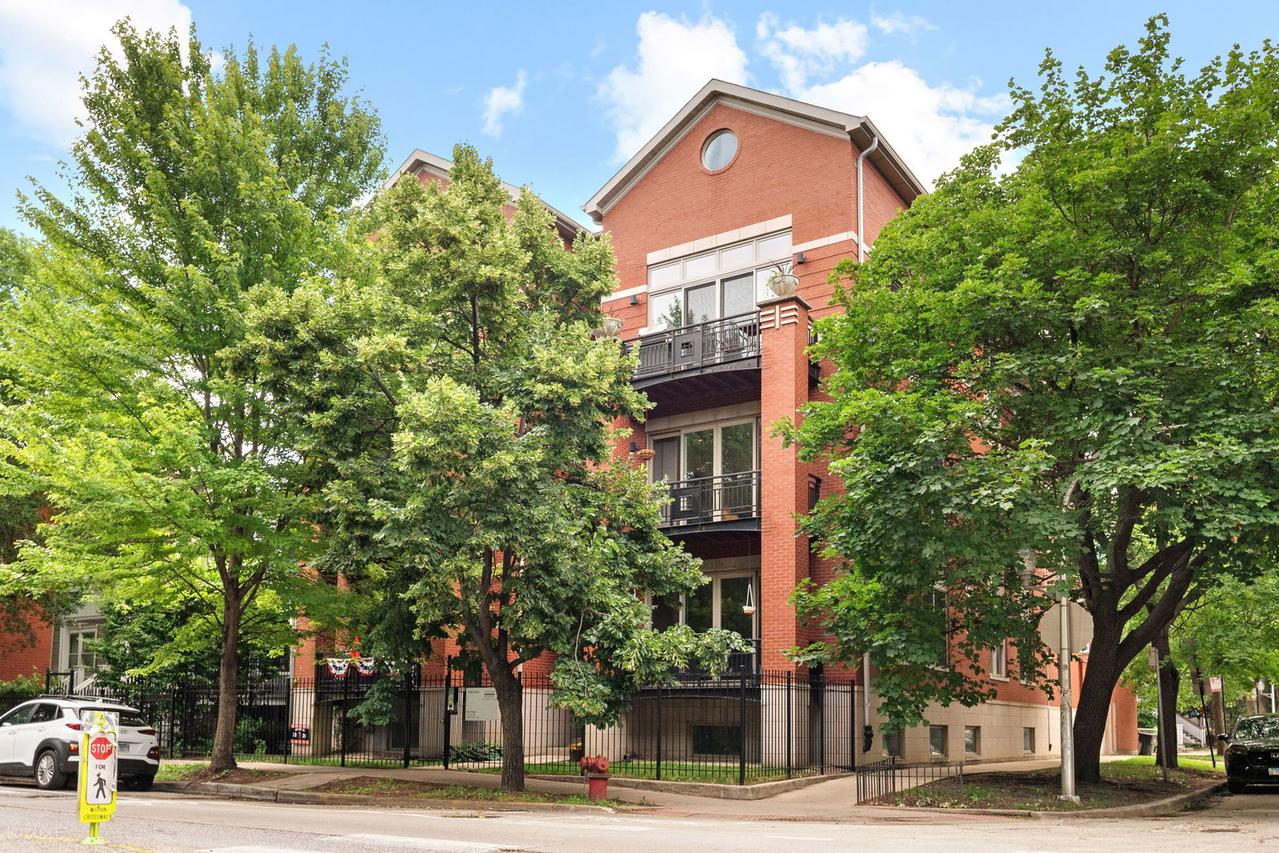 2323 W Montrose Ave. #2W, Chicago, IL 60618