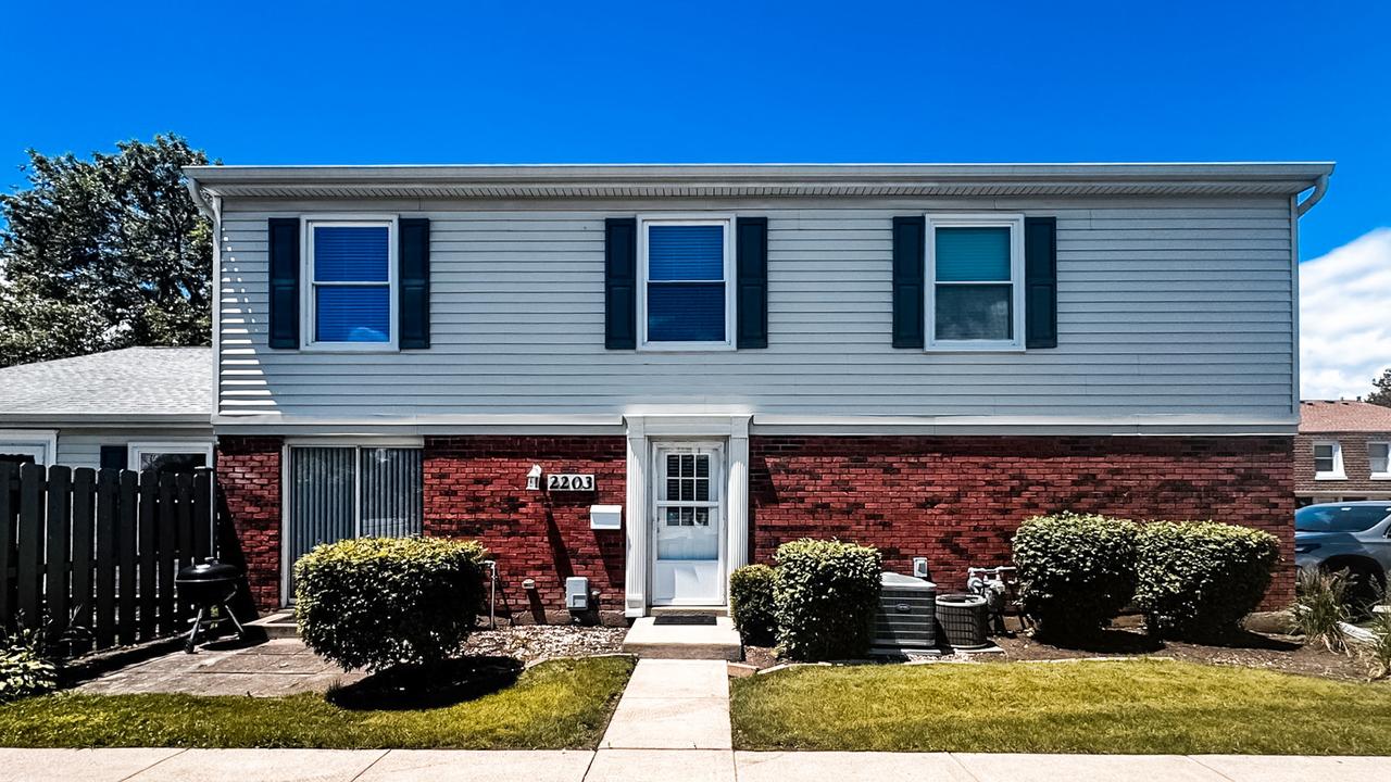 2203 Cardinal Ct., Schaumburg, IL 60194