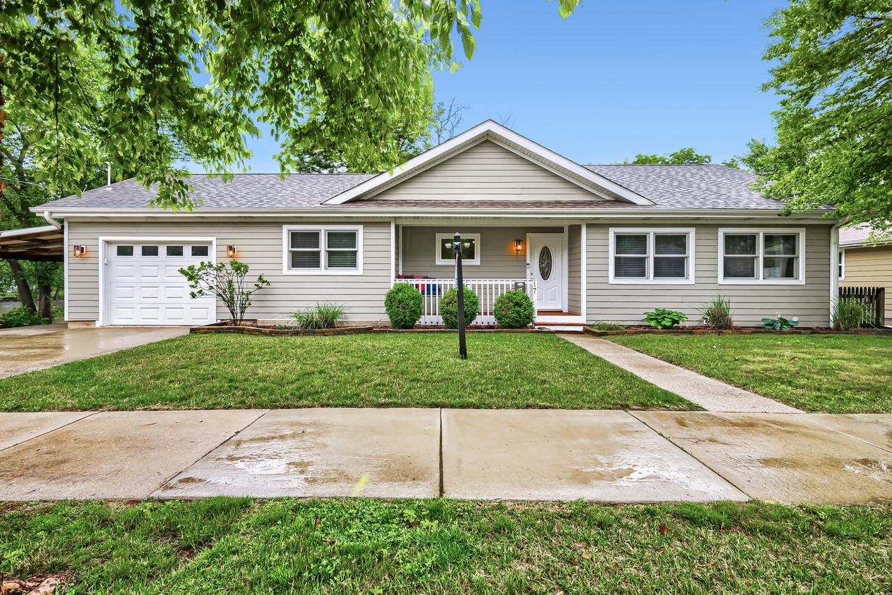17 Willow St., Algonquin, IL 60102